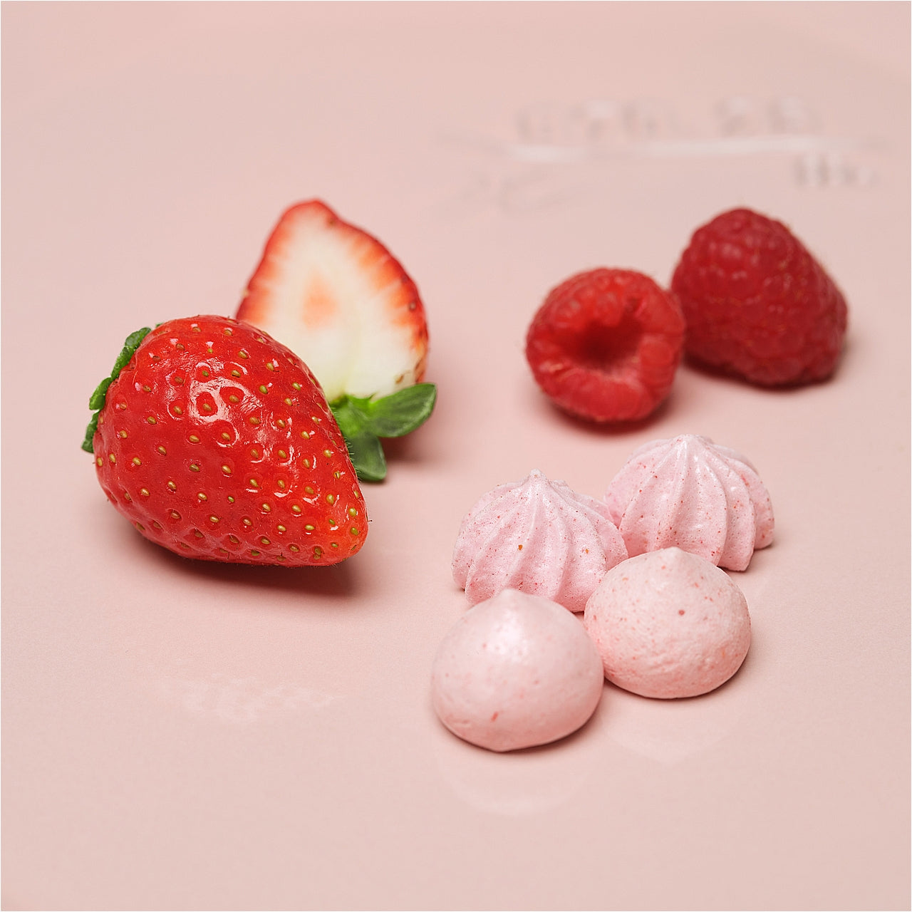 【限量新商品】<br>草苺季<br><br>「Cheesy Poche 草莓＆覆盆子蛋白霜」<br><br>5/17(六)8:00～<br>商品將會於5/23(五)前寄出